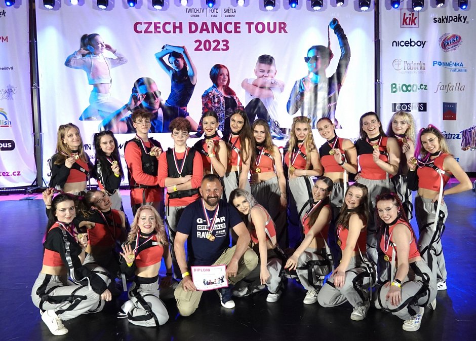 Tradičním vystupujícím Vybarveného běhu je taneční skupina M Dance crew KM.